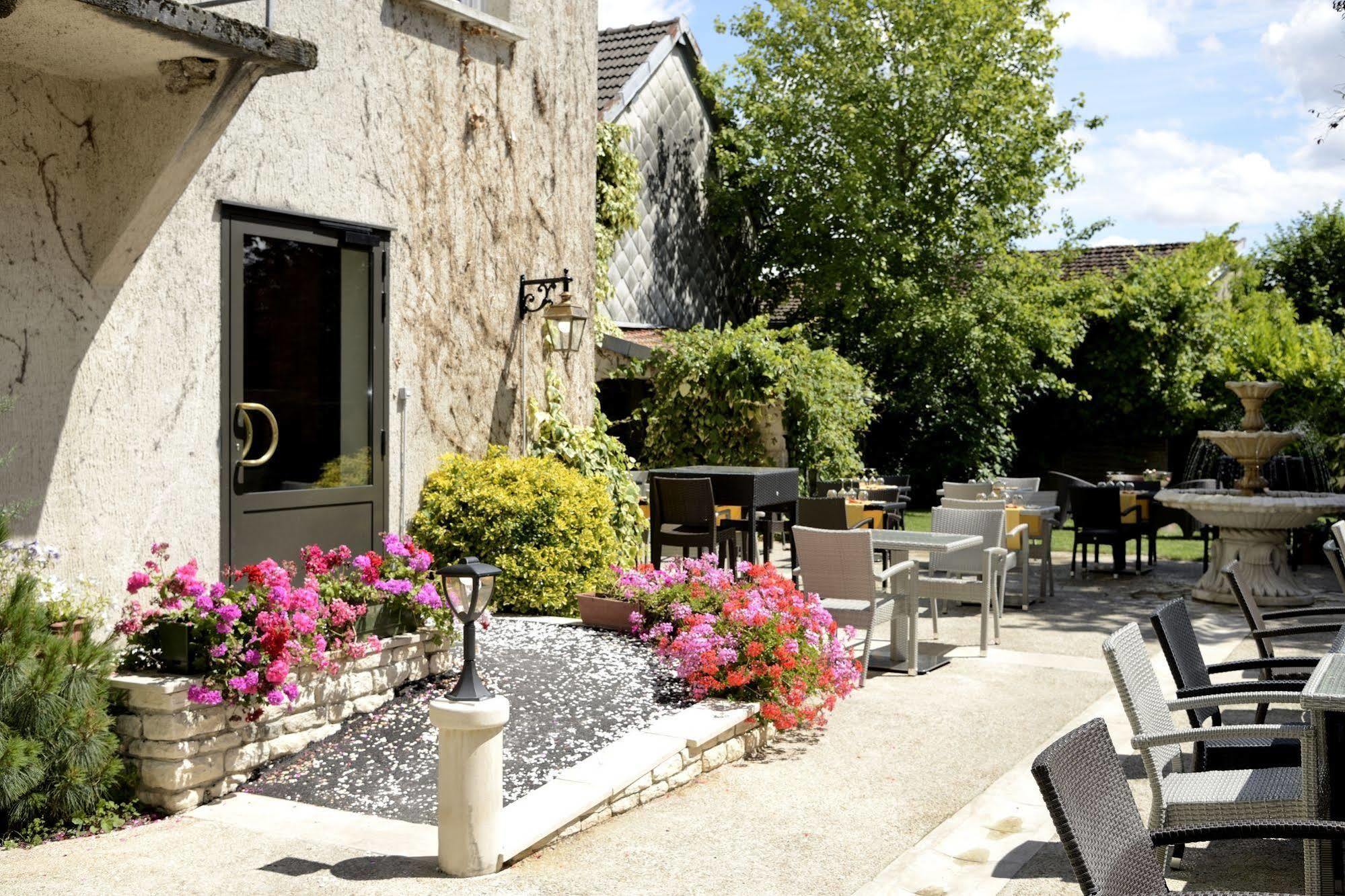 Logis Le Tadorne Hotel Piney Екстериор снимка