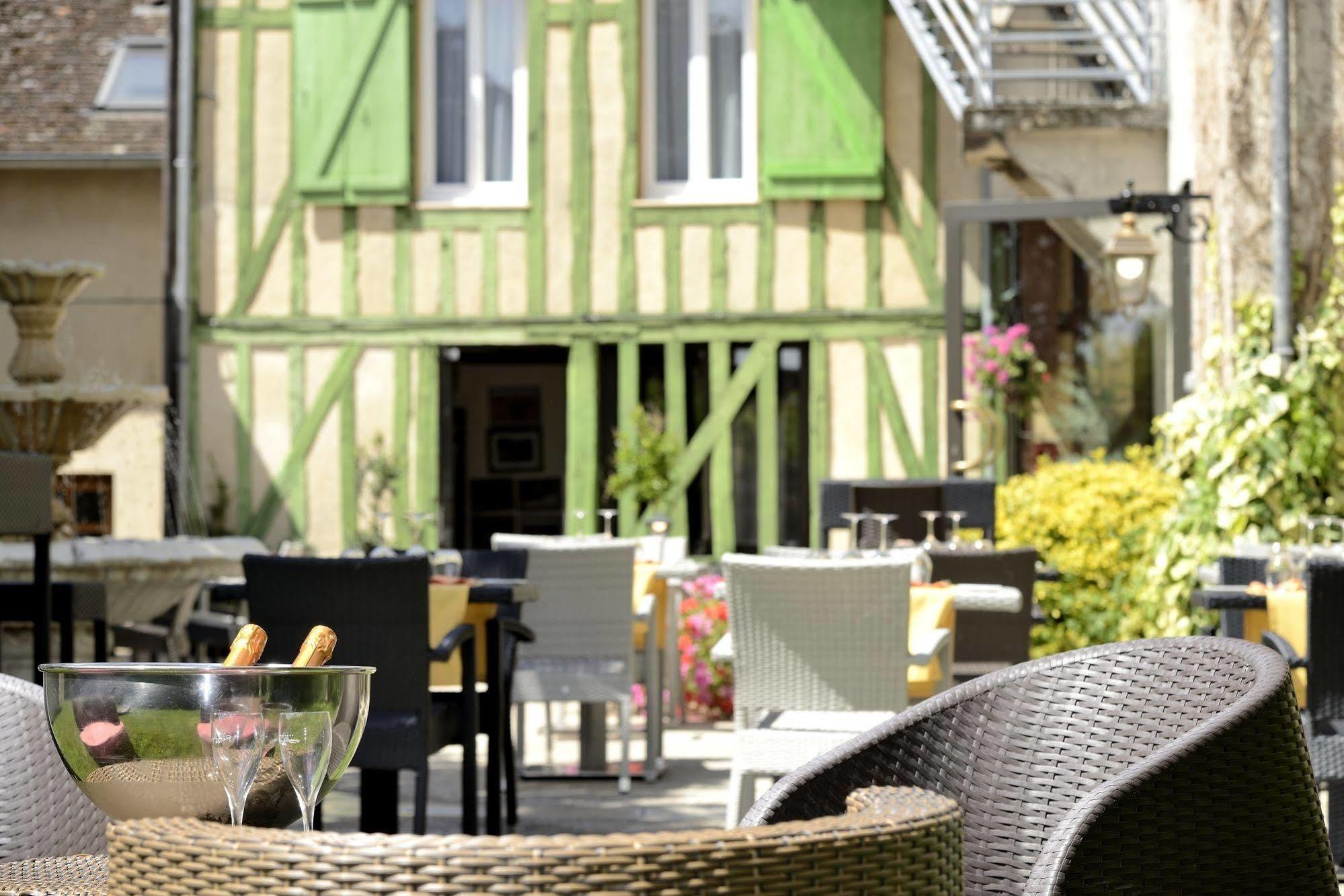 Logis Le Tadorne Hotel Piney Екстериор снимка